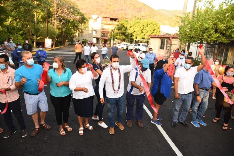 Gobierno de Zihuatanejo entrega reencarpetamiento de calles Ola Roja y Mar Arábigo