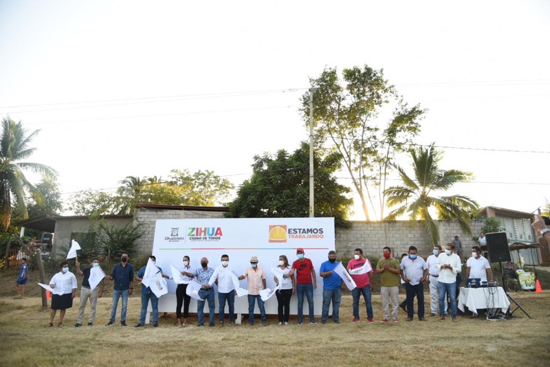 Arranca construcción del techado de las tribunas del campo de futbol en Coacoyul