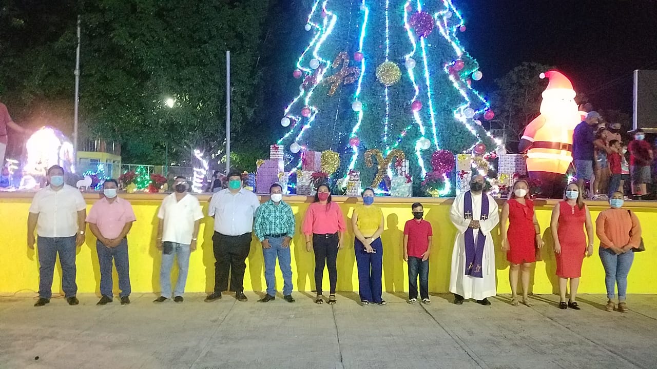 Encienden árbol y adornos navideños en La Unión