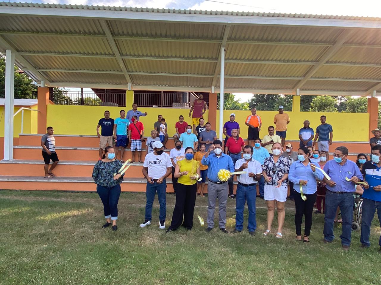 Presidente Crescencio Reyes inaugura obra deportiva en la comunidad de El Naranjito