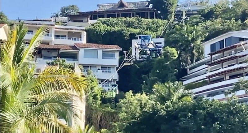 Turistas atrapados  en teleférico de un hotel de Ixtapa
