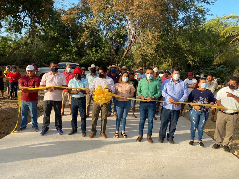 Crescencio Reyes inaugura vado en la comunidad de La Saladita