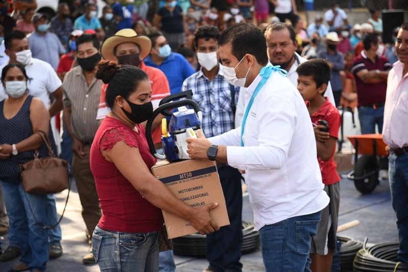 Presidente Jorge Sánchez Allec lleva apoyos a la sierra baja de Zihuatanejo