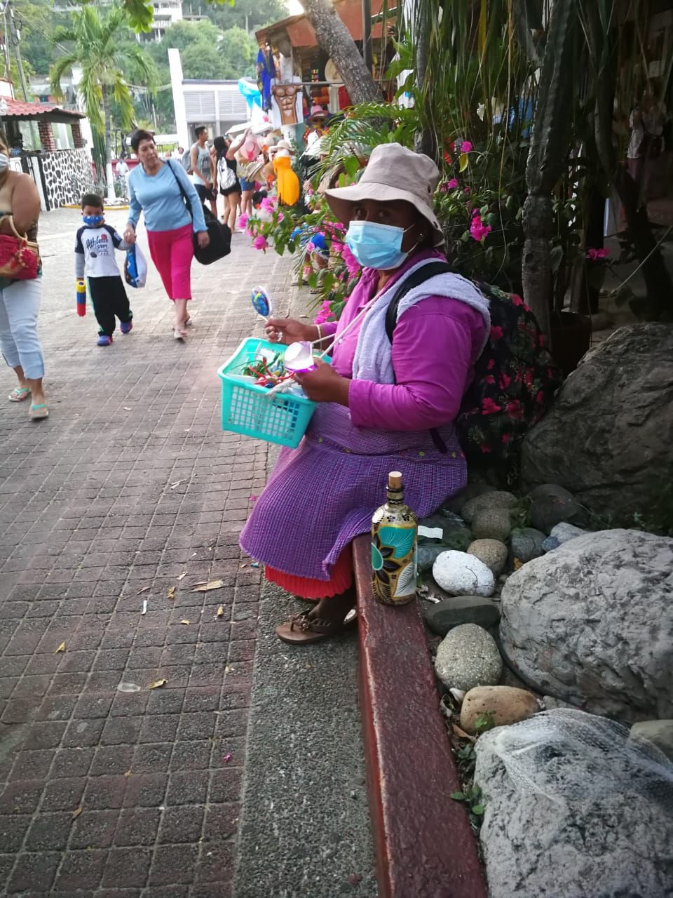 Denuncian presencia exagerada de ambulantes en Paseo del Pescador