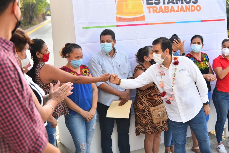 Vecinos de la Darío Galeana reciben obra del andador 1 en Zihuatanejo