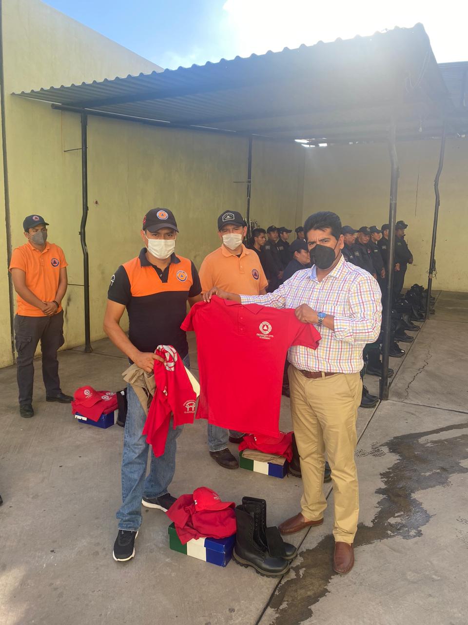 Presidente Crescencio Reyes entrega uniformes a Policía, Protección Civil y Tránsito Municipal
