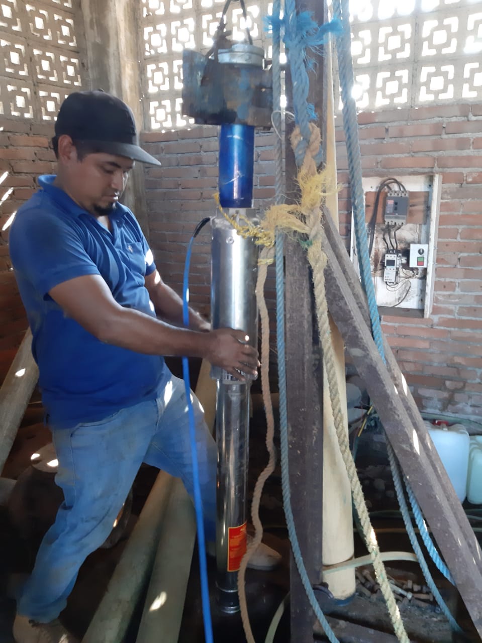 Alcalde Crescencio Reyes entrega bomba de agua para suministro del vital líquido en El Naranjito