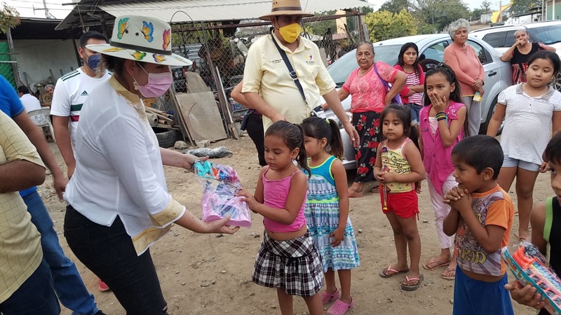DIF La Unión continúa llevando sonrisas a los niños con Caravana de Reyes