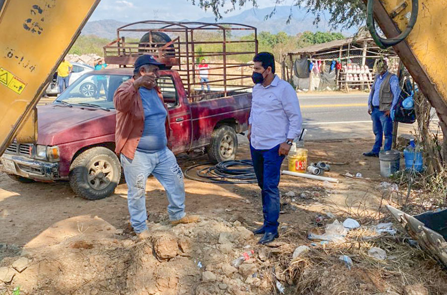 Alcalde Crescencio Reyes supervisa obra de introducción de agua potable al Crucero de La Unión