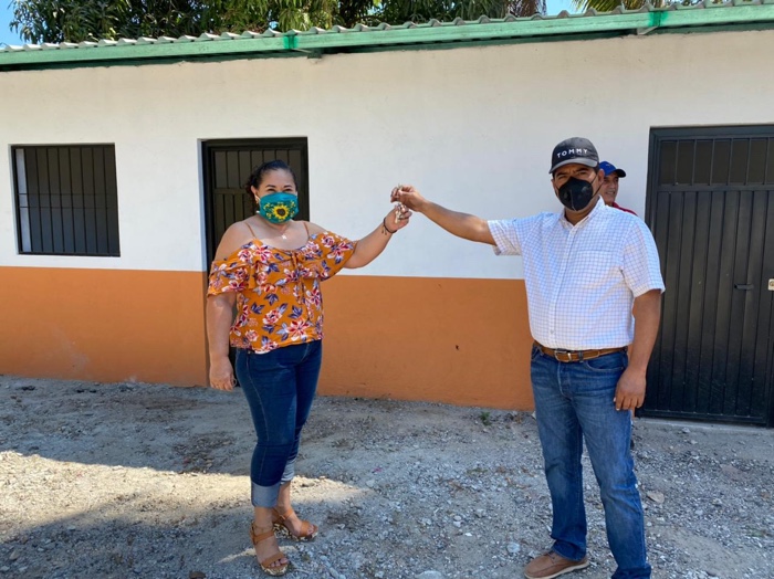 Presidente Crescencio Reyes entrega viviendas y cambia la vida a familias de La Unión