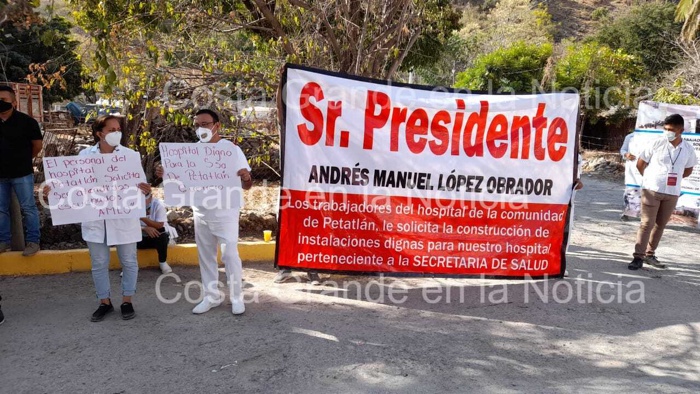Médicos de Petatlán se manifiestan en Iguala en visita de AMLO