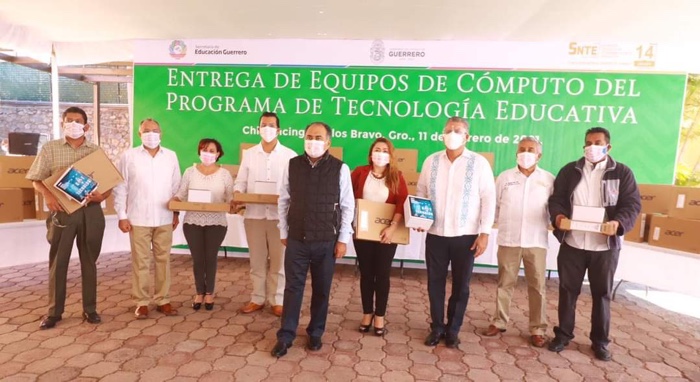 DOCENTES RECIBEN DEL GOBERNADOR ASTUDILLO COMPUTADORAS COMO PARTE DEL PROGRAMA TECNOLOGÍA EDUCATIVA