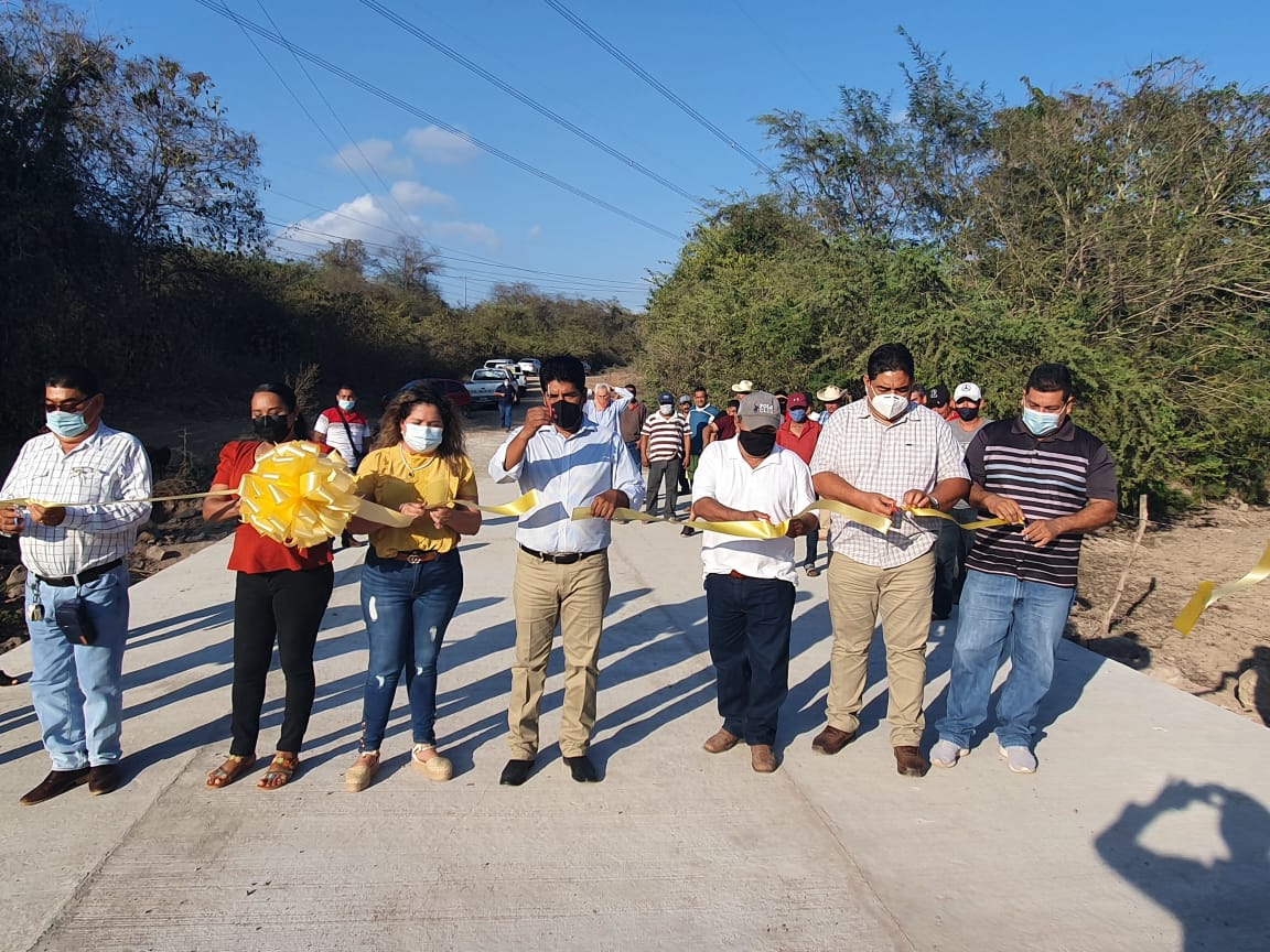 Presidente Crescencio Reyes inaugura dos vados en El Limón