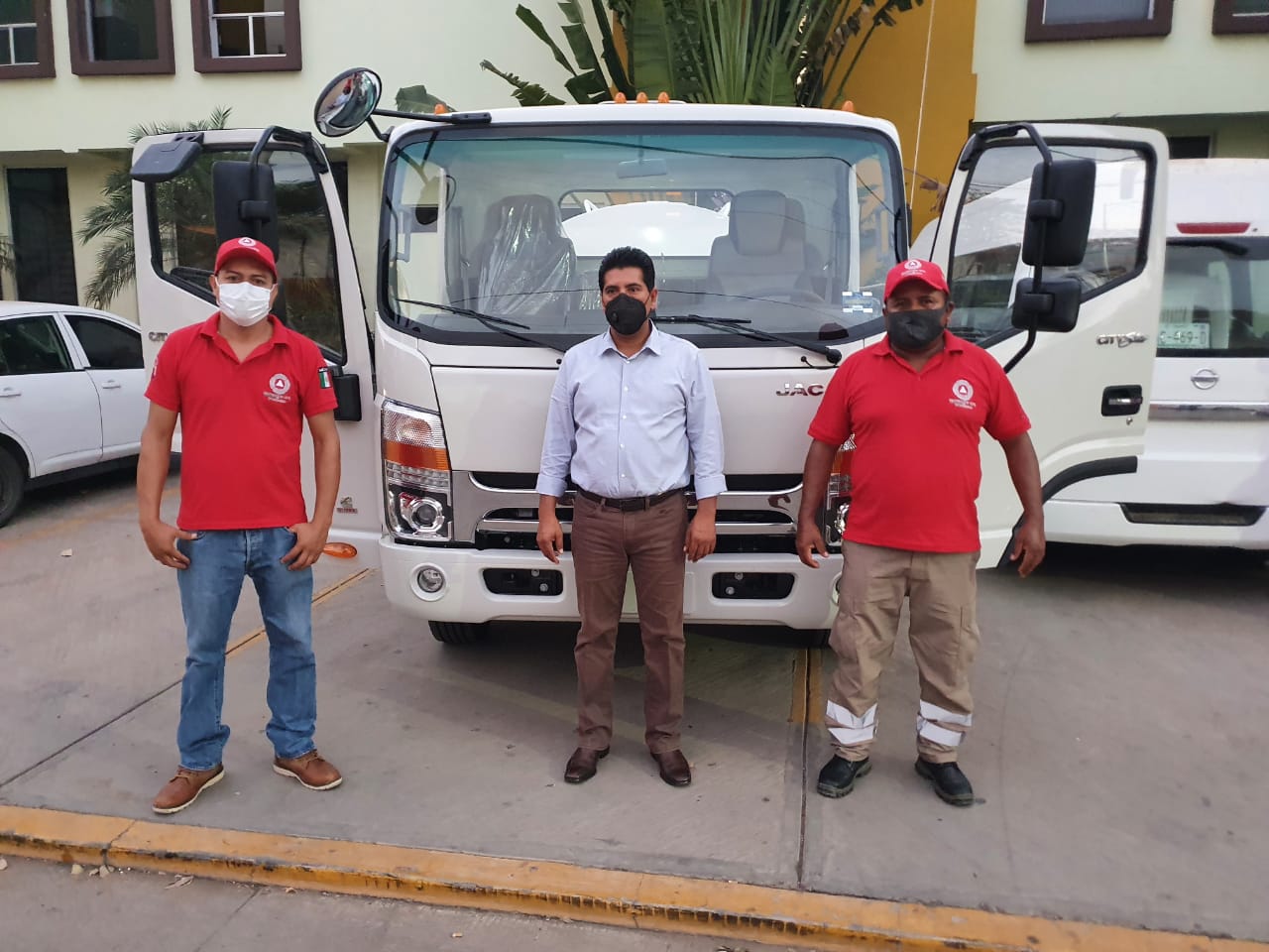 Presidente Crescencio Reyes entrega camión cisterna a Protección Civil Municipal