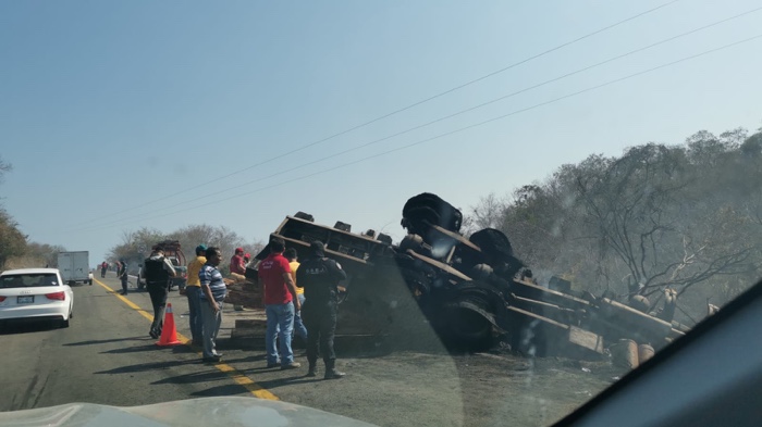 Vuelca y explota camión sobre carretera en Petatlán