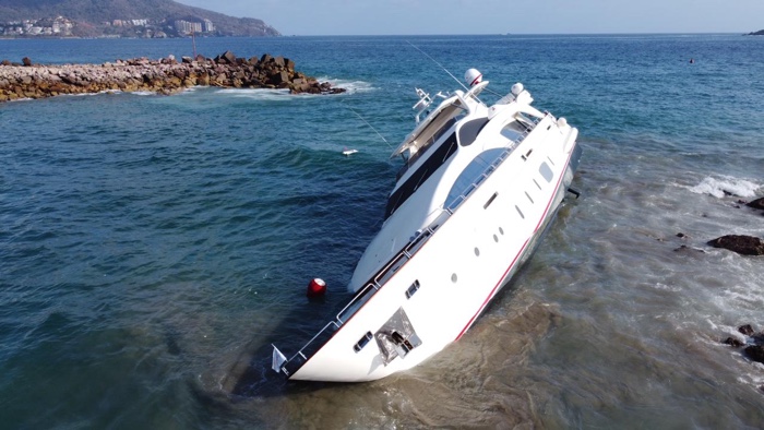 Encalla yate en la Marina Ixtapa