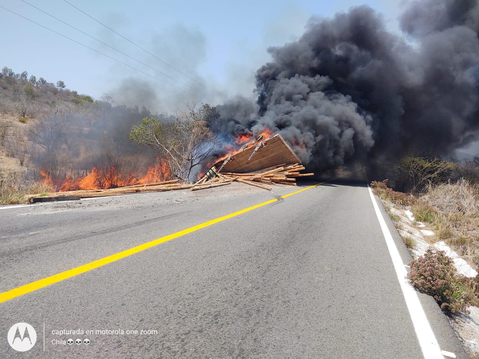 Vuelca y explota camión sobre carretera en Petatlán