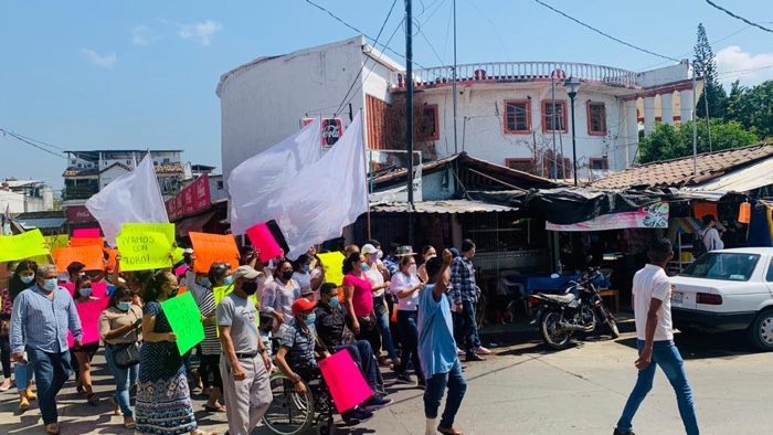 Guerrerenses salen a las calles en promoción y defensa de Félix Salgado