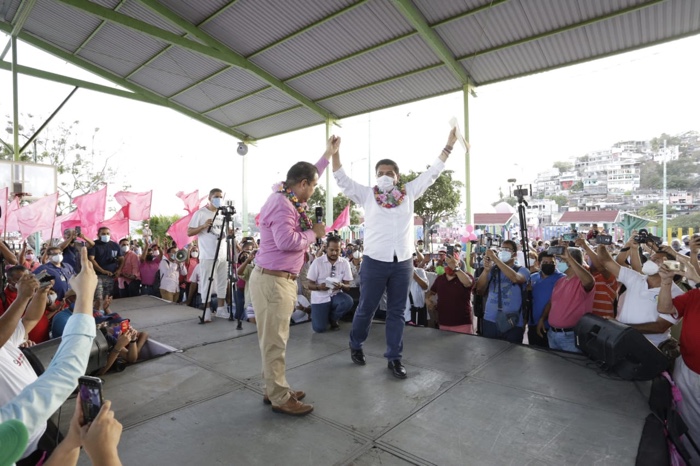 Ex sindico de Morena se suma con Mario Moreno
