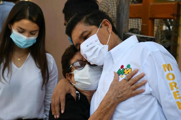 En su primer día de campaña, Mario Moreno visita la tumba de su padre