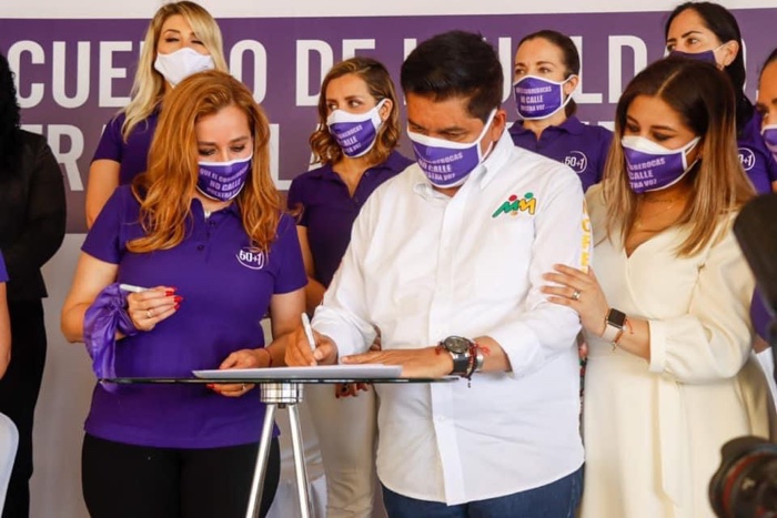 Firma Mario Moreno ante notaria compromisos con las mujeres