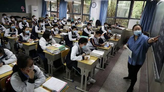 Mantener a los hijos en escuelas particulares, gasto necesario