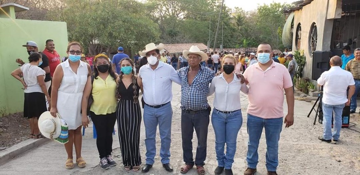 Crescencio Reyes recorre colonias de la cabecera municipal de La Unión