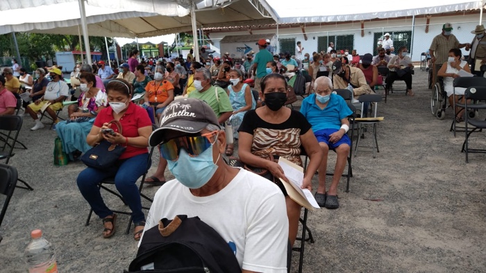 A las 5 de la mañana iniciaron filas en Zihuatanejo para aplicación de vacuna contra Covid19