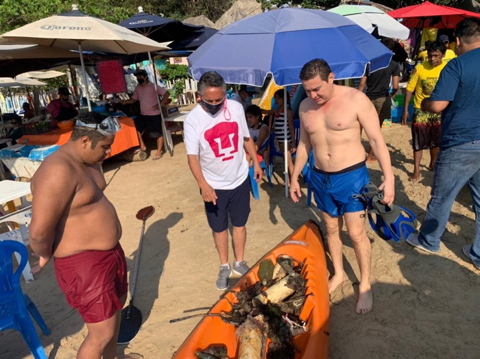 Realiza Manuel Negrete limpieza en la bahía de Santa Lucia acompañado de prestadores de servicios turísticos