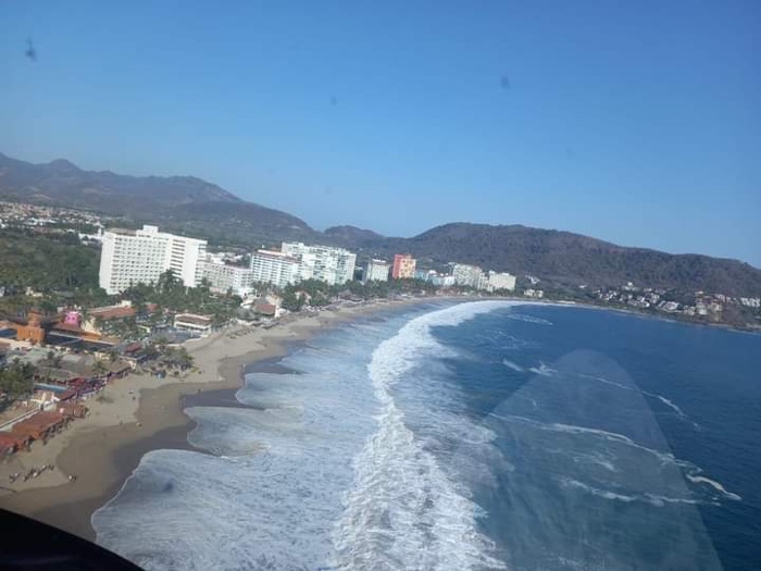 Con sobrevuelos, vigila la SSP Guerrero playas y puntos turísticos de Acapulco y Zihuatanejo