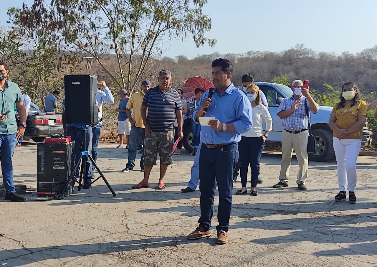 Vamos a mejorar la plaza principal de La Unión, se compromete Crescencio Reyes