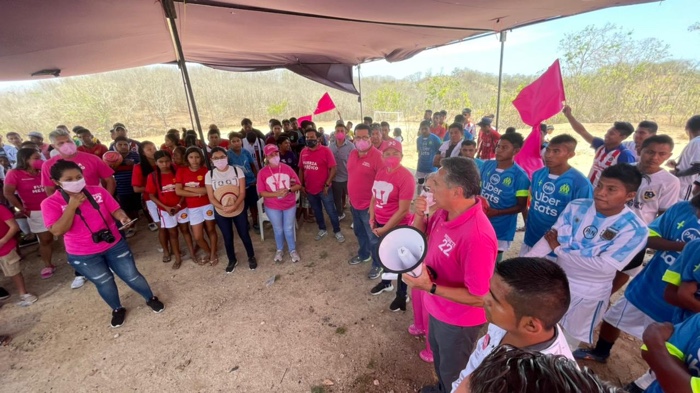 Se compromete Manuel Negrete a mejorar cancha de El Campanario