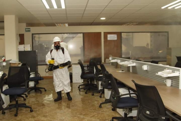 SANITIZAN OFICINAS EN RECINTO DE LAS OFICINAS DEL PODER EJECUTIVO DEL ESTADO