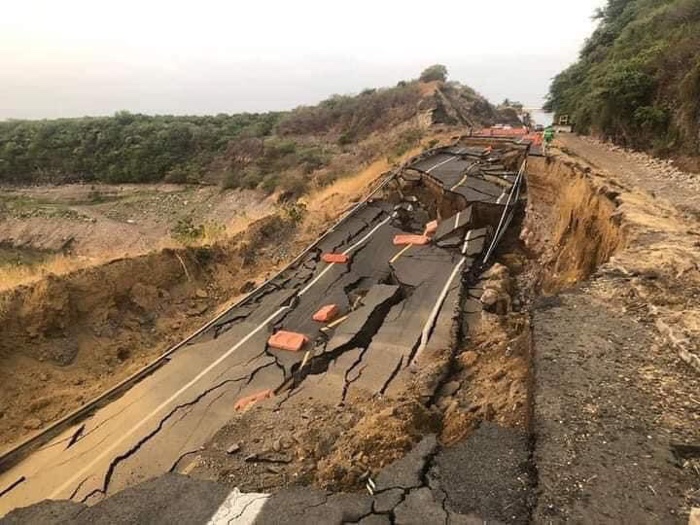 Colapsa autopista Siglo XXI en Michoacán