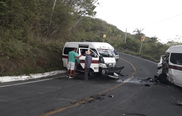 TRES PERSONAS LESIONADAS EN CHOQUE FRONTAL DE RUTA PETATLÁN – PAPANOA EN CARRETERA FEDERAL