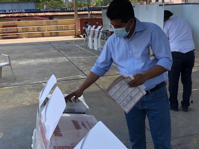 Emite su voto candidato del PRD, Crescencio Reyes Torres