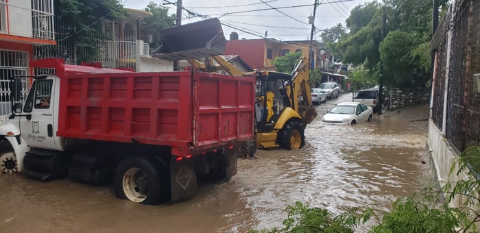 TRAS EL PASO DE LA LLUVIA, GOBIERNO DE ZIHUATANEJO INTENSIFICA TRABAJOS DE LIMPIEZA