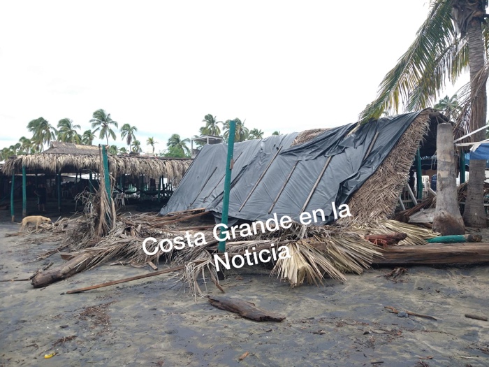 Se caen cuatro enramadas  en playa Linda en Ixtapa