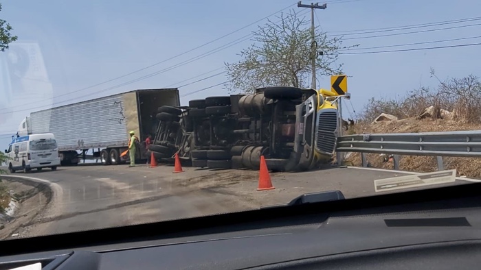 Vuelca tráiler en carretera Acapulco-Zihuatanejo por La Chole en Petatlán