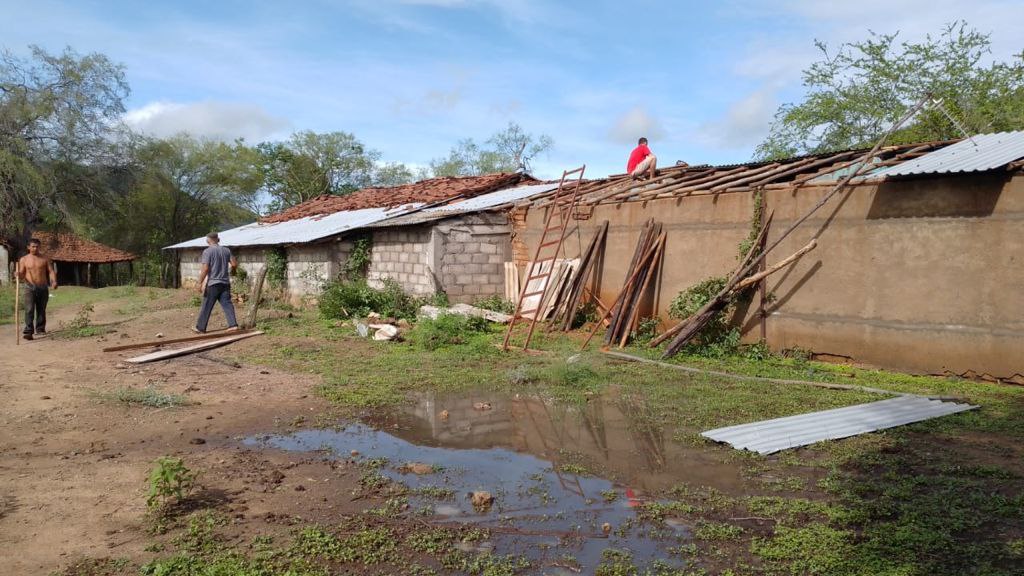 Fuerte lluvia afecta a 150 viviendas en Coahuayutla, denuncia alcalde