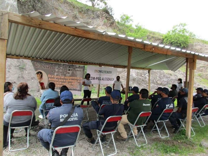 IMPARTE LA SEMUJER PLÁTICAS A POLICÍAS MUNICIPALES DE ALCOZAUCA PARA PREVENIR EL MATRIMONIO FORZADO