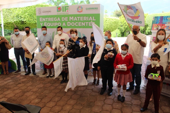 ENTREGA MERCEDES CALVO MATERIAL DIDÁCTICO A MÁS  DE 3 MIL ALUMNOS DE EDUCACIÓN ESPECIAL