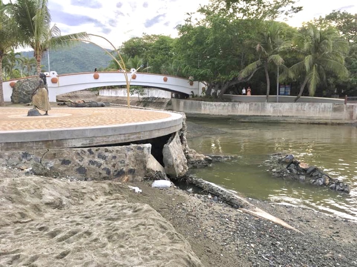 Muro de contención fracturado en zona recién construida del Paseo del Pescador 