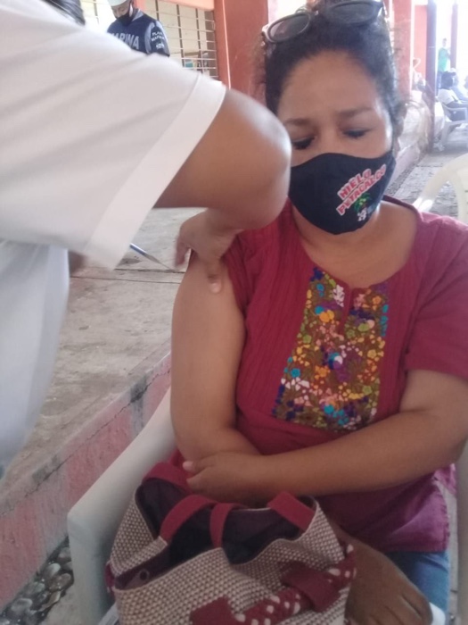 Aplican refuerzo de vacuna para 40-49 en La Unión