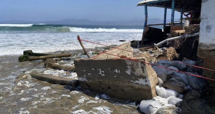 AFECTADOS POR MAR DE FONDO EN BARRA DE POTOSÍ