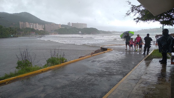 POLICÍAS ESTATALES RECORREN PUNTOS DE IXTAPA-ZIHUATANEJO PARA BRINDAR AUXILIO A LA POBLACIÓN