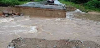 Se queda incomunicado Coahuayulta; río se lleva puente del Naranjo