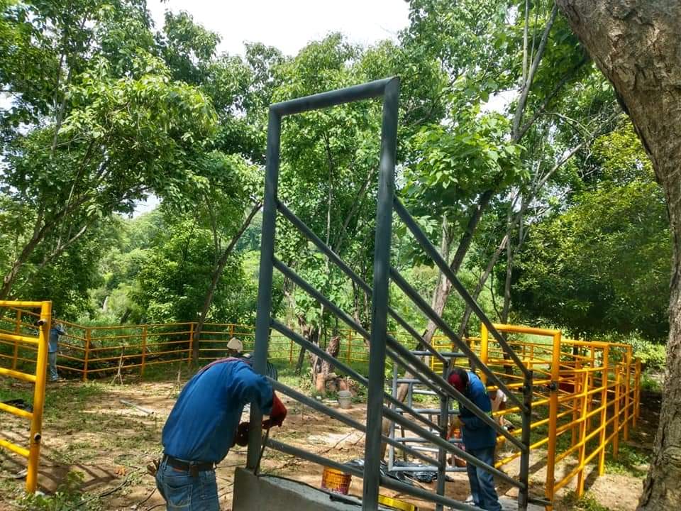 Gobierno de La Unión continúa construyendo corrales de manejo