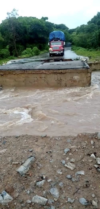 Lluvia provocan de nuevo colapso de carretera Coahuayutla – La Unión