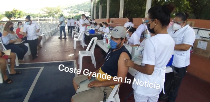 Comienza la vacunación de jóvenes contra el Covid-19 en Zihuatanejo